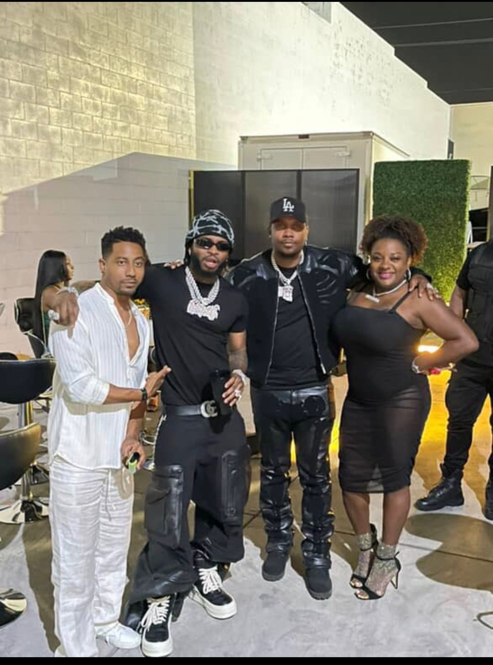 Jewell with artists backstage